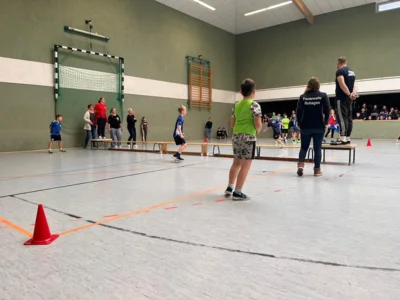+++ Völkerballturnier 2025 der Kreisjugendfeuerwehr Teltow-Fläming – voller Einsatz, fairer Wettkampf und beste Stimmung! +++ (Bild vergr&ouml;&szlig;ern)