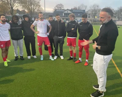 Enttäuschung nach dem Spiel bei Trainer und Mannschaft (Bild vergr&ouml;&szlig;ern)