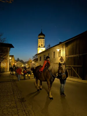 St. Martin (Lena Tracz) zieht durch Miltach (Bild vergr&ouml;&szlig;ern)