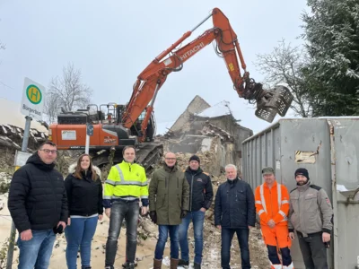 Abbruch eines Gebäudekomplexes im Ortsteil Denglarn für neuen Dorfplatz