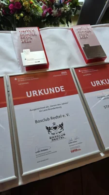 Foto: Boxclub Redtel | Urkunde und Unternehmer-Preis 2025 in der Kategorie "Verein des Jahres" für den Perleberger Boxclub Redtel.