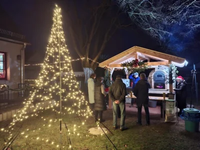 Foto: Petra Schulz | Blick auf den neuen Buschbackofen, der beim Adventszauber erstmals zum Einsatz kam.