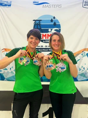 Freude über die Gold-, Silber- und Bronzemedaillen von links Elena Gellermann und Kati Maaß