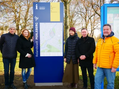Foto: Rolandstadt Perleberg/Renè Hill | Zeigen sich mit den Elementen des denen Wege- und Orientierungsleitsystems zufrieden: André Nawrotzki, Nicole Drescher, Birgit Arnold, Bürgermeister Axel Schmidt und Robert Kazmierczak (v.l.n.r.).