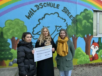 Spendenübergabe bei der Schülerversammlung (Bild vergr&ouml;&szlig;ern)