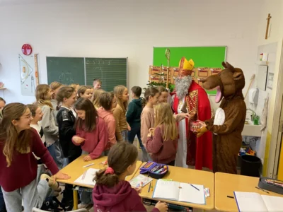 Nikolaus an der JKRS (Bild vergr&ouml;&szlig;ern)