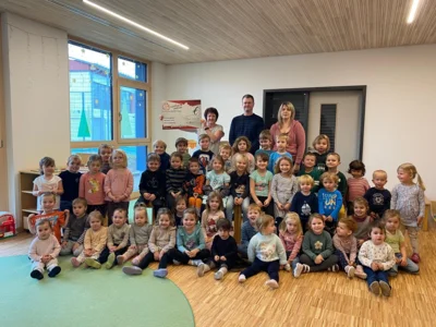 "Gemeinsam Gutes tun" Mario Höcherl überreicht Scheck an Kindergarten (Bild vergr&ouml;&szlig;ern)