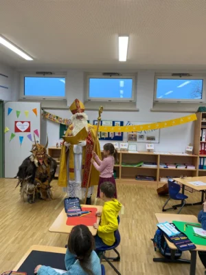Nikolaus und Krampus an der Grundschule (Bild vergr&ouml;&szlig;ern)