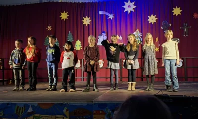 Getragen wurde die Weihnachtsshow von Beiträgen aus den einzelnen Klassen. Die Beteiligung der Kinder war sensationell.