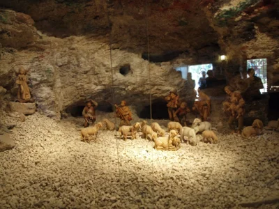 In einer Grotte auf den Hirtenfeldern zu Bethlehem (Bild vergr&ouml;&szlig;ern)