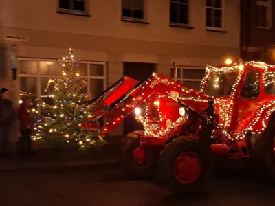 1.Lichterfahrt durch Neukalen am 20.12.2025 (Bild vergr&ouml;&szlig;ern)