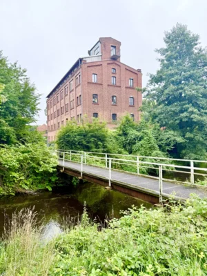 Foto Internat Mühle Spiegelberg mit Brücke