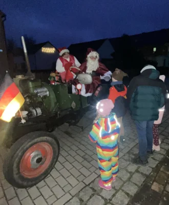 Weihnachtliches Beisammensein an der Heimatstube (Bild vergr&ouml;&szlig;ern)