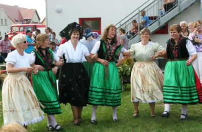 Seit vielen Jahren unterhält der Traditionsverein Striesow Kontakt zu Trachtenfreunden in Knippelsdorf, gegenseitige Besuche wie hier bei der 550-Jahrfeier von Striesow eingeschlossen.