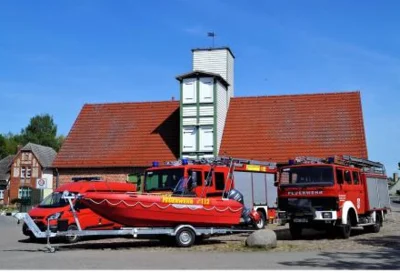 Feuerwehr leistet Hilfe bei Türöffnung (Bild vergr&ouml;&szlig;ern)