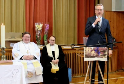 OB Ulrich Pötzsch würdigte das aktive Gemeindeleben in Erkersreuth. (Bild vergr&ouml;&szlig;ern)