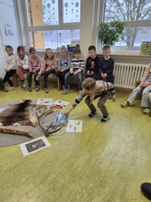 Besuch vom Biosphärenreservat in der ersten Klasse - Tierspuren im Winter