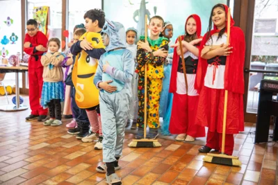 Schmutziger Dunnschdig an unserer Schule – ein Hexenkessel voller guter Laune!