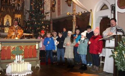 10 Erstkommunionkinder stellten sich der Pfarrgemeinde vor (Bild vergr&ouml;&szlig;ern)