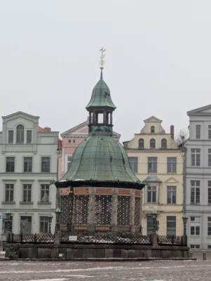 Marktplatz mit der historischen Wasserkunst. (Bild vergr&ouml;&szlig;ern)