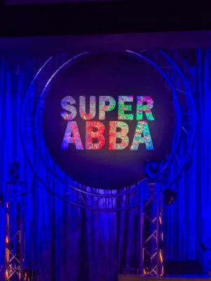 Super ABBA im Theater in Güstrow (Bild vergr&ouml;&szlig;ern)