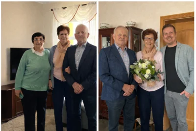 Familie im Wohnzimmer mit Blumenstrauß