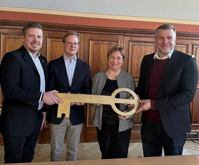 Schlüsselübergabe durch Amtsdirektor Herrn Schumacher (l.) an Landrat Herrn Reinhardt (r.) zusätzlich Schulleiter Dr. Tatje und Kreistagsvorsitzende Frau Nau