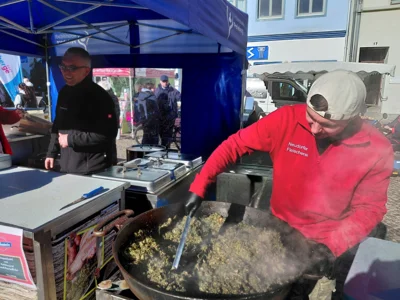 Foto: Foto: Rolandstadt Perleberg/Renè Hill | Knieperkohl gab es in diesem Jahr an zwei Ständen. Hier der Stand der Fleischerei Die Neudorfer. Foto zur Meldung: Halenbeckerin gewinnt Knieperkohl-Wettbewerb beim Surn-Hansen-Markt