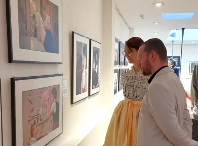 In der Cottbuser Buchhandlung Hugendubel begeisterte im vergangenen Jahr die Ausstellung „Übers Jahr in Schwarzweiß & Farbe“ (Foto von der Vernissage). Nun wird ein Teil der Arbeiten in der Burger Amtsverwaltung zu sehen sein. (Bild vergr&ouml;&szlig;ern)