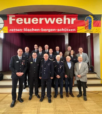 Bilder der Auszeichnungsveranstaltung der Feuerwehr mit den Geehrten Menschen