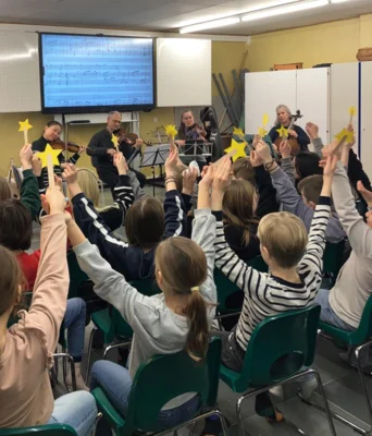 "Dackl trifft Beethoven": WDR-Quintett begeistert Comenius-Kinder (Bild vergr&ouml;&szlig;ern)