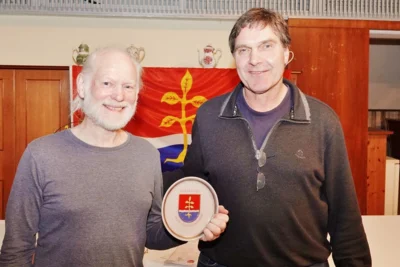 Rüdeger Cuwie (li.) erhielt von Dirk Giese den Ehrenteller
