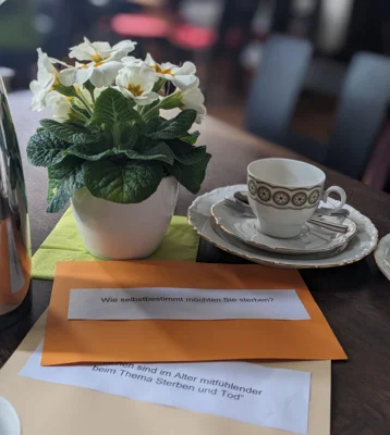 „Café Endlichkeit“ – Austausch in wertschätzender Atmosphäre (Bild vergr&ouml;&szlig;ern)