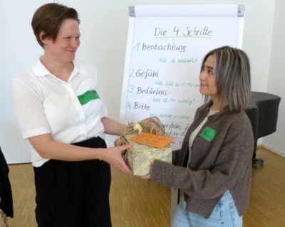Manche Äußerungen werden Menschen wie ein unordentlich verpacktes Geschenk überreicht. Doch was verbirgt sich wirklich darin? An diesem bildhaften Beispiel zeigte Marina Jahnke den Teilnehmenden Ursachen und Handlungsalternativen im Konfliktfall auf. Foto: Bürgerstiftung WML