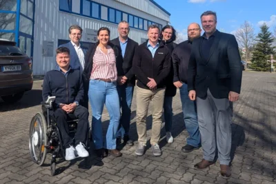 Zu Besuch in Kyritz bei der Alutrim Europe GmbH (von rechts): Landrat Ralf Reinhardt, Rico Neubert, Melanie Füllgraf, Olaf Leifheit, Thomas Wallwiener, Melanie Brandenburg, Steffen Müller sowie Kai Maslowski. © Alena Fissek / REG