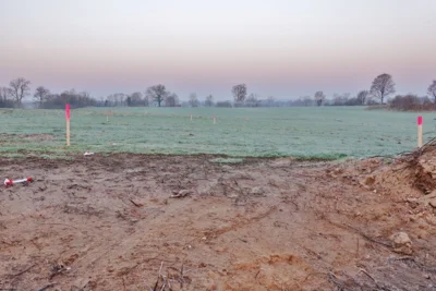 Ausgepflockte Erschließungsstraße Schmiedeberg am 19. März