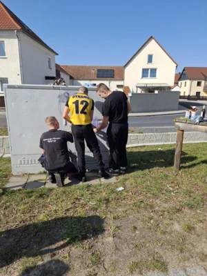 Gemeinsame Aktion zur Entfernung von Aufklebern im Ortsbereich (Bild vergr&ouml;&szlig;ern)