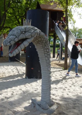 Viele Märchen- und Sagenfiguren, wie hier der Schlangenkönig, sind auf dem Werbener Abenteuerspielplatz zu entdecken. (Bild vergr&ouml;&szlig;ern)