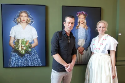 Fotograf Thomas Goethe mit Lysann Pehla vor zwei der großformatigen Fotografien. (Foto: K. Möbes) (Bild vergr&ouml;&szlig;ern)