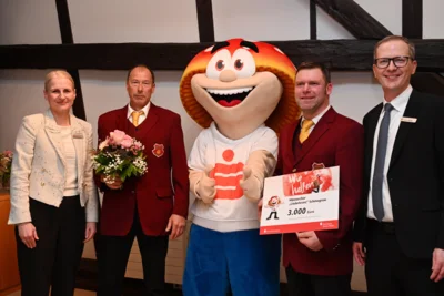 Marcel Koalick (2. v. r.) und Peter Lausch vom Schmogrower Männerchor konnten den Spendenscheck aus den Händen von Sparkassendirektor André Müller und der Burger Geschäftsstellenleiterin Maria Greif entgegennehmen. (Foto: Spk) (Bild vergr&ouml;&szlig;ern)