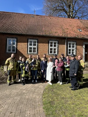Spalierstehen zur Hochzeit (Bild vergr&ouml;&szlig;ern)