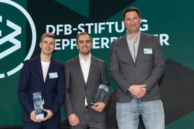 Kickers JuS gewinnt Sepp Herberger Award in der Kategorie "Schule und Verein"