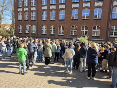Mit Spannung erwarteten die Schülerinnen und Schüler die Siegerehrung der Klassen im Rahmen der Farbenwoche.