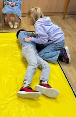 Die stabile Seitenlage (Bild vergr&ouml;&szlig;ern)