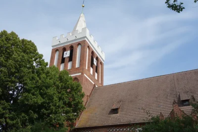 Blick auf Dach und Turm der Werbener Kirche. (Bild vergr&ouml;&szlig;ern)