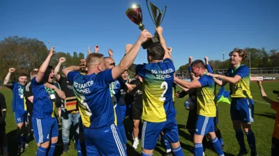 Wir haben ihn - den Kreispokal! (Bild vergr&ouml;&szlig;ern)