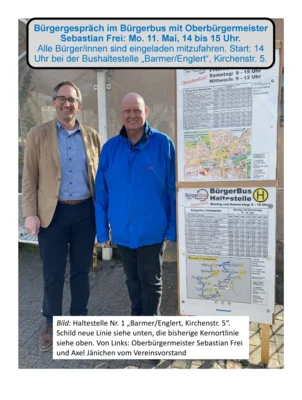 Haltestelle Nr. 1 „Barmer/Englert, Kirchenstr. 5“ im Kernort.  Schild neue Linie siehe unten, die bisherige Kernortlinie siehe oben.  Von Links:  Oberbürgermeister Sebastian Frei und Axel Jänichen vom Vereinsvorstand