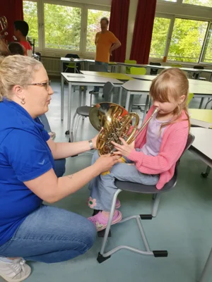 Besuch des Musikvereins Wollbach im Schulhaus Hollstadt