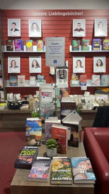 Büchertisch in der Buchhandlung Osiander (Bild vergr&ouml;&szlig;ern)