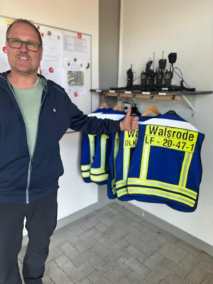 Wieder blaue Westen für Gruppenführer (Bild vergr&ouml;&szlig;ern)
